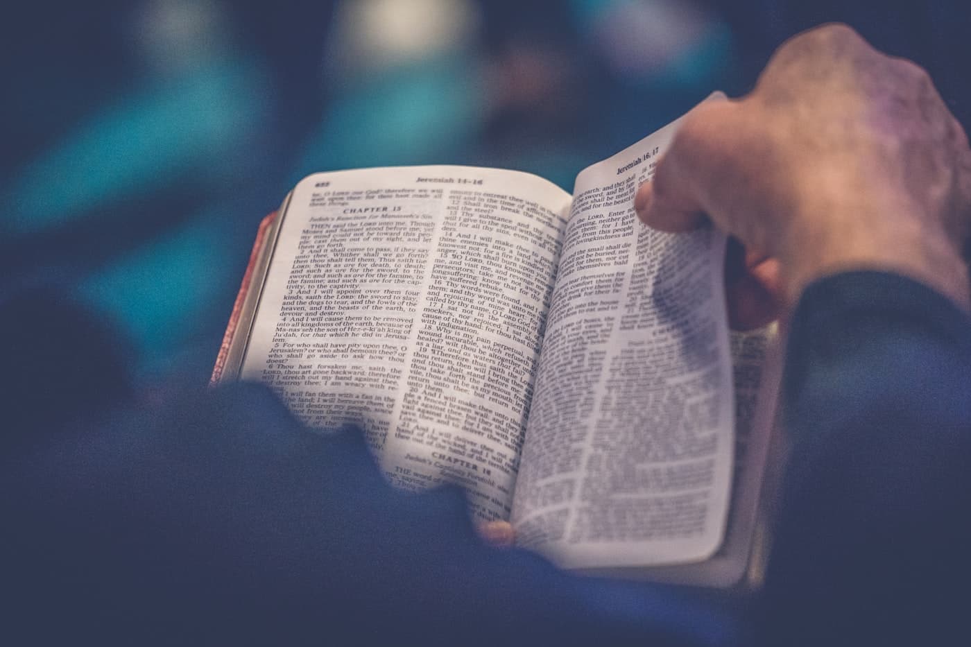 Personas estudiando la Biblia